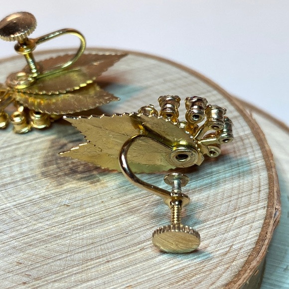 Vintage Costume Screw Back Earrings Stamped Gold Leaves Ruby Red Rhinestones - Picture 4 of 5